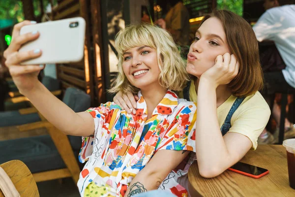 Imagen Dos Mujeres Caucásicas Felices Tomando Foto Selfie Teléfono Celular —  Fotos de Stock