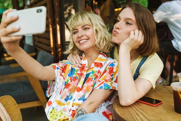 Εικόνα Ενός Ευτυχισμένου Καυκάσιου Δύο Γυναικών Που Βγάζουν Selfie Φωτογραφία — Φωτογραφία Αρχείου
