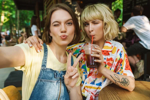 Image Deux Femmes Amusantes Prenant Selfie Geste Signe Paix Tout — Photo