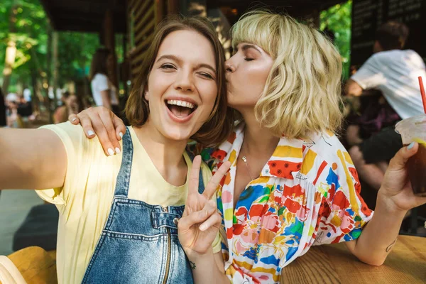 Image Deux Femmes Excitées Prenant Selfie Signe Paix Gestuel Tout — Photo