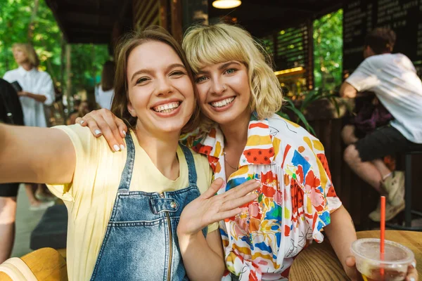 Image Deux Femmes Excitées Prenant Selfie Rire Tout Buvant Soda — Photo