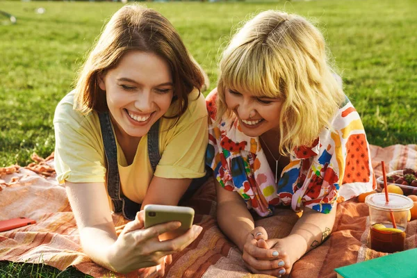 Зображення Радісних Красивих Двох Жінок Які Сміються Використовують Мобільний Телефон — стокове фото