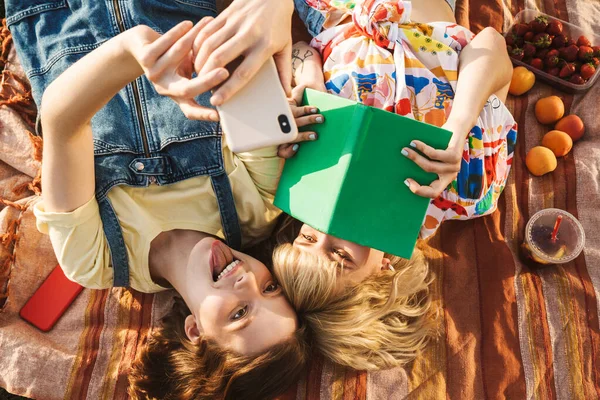 Зображення Радісних Двох Жінок Які Беруть Селфі Мобільний Телефон Лежать — стокове фото