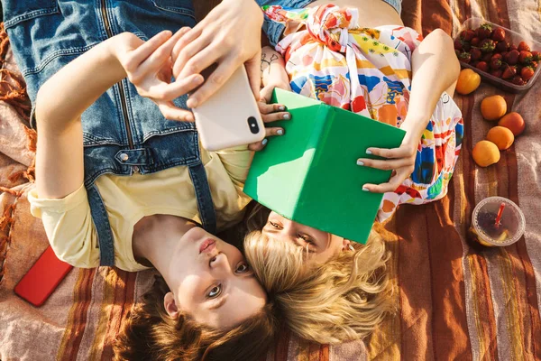 Зображення Радісних Двох Жінок Які Беруть Селфі Мобільний Телефон Лежать — стокове фото