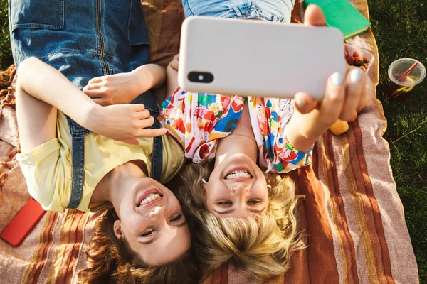 Зображення Радісних Двох Жінок Які Беруть Селфі Мобільний Телефон Сміються — стокове фото