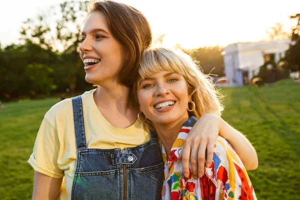 Bild Von Fröhlich Attraktiven Zwei Frauen Lachen Und Umarmen Beim — Stockfoto