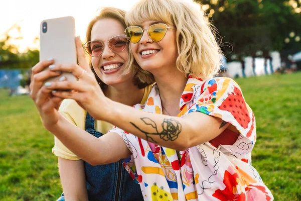 Image Deux Femmes Gaies Lunettes Soleil Prenant Selfie Sur Téléphone — Photo