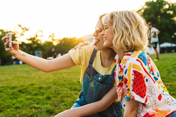 Εικόνα Δύο Γυναικών Γυαλιά Ηλίου Που Βγάζουν Selfie Στο Smartphone — Φωτογραφία Αρχείου