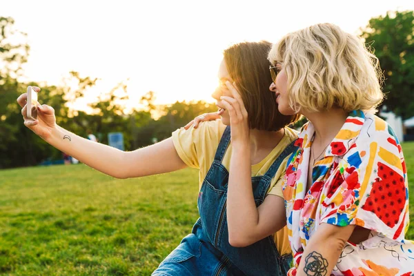 Immagine Due Donne Gioiose Occhiali Sole Che Scattano Selfie Sullo — Foto Stock