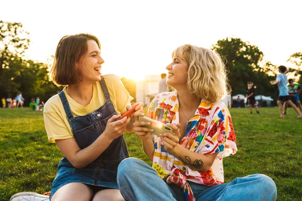 Immagine Due Donne Eccitate Che Ridono Giocano Giochi Online Mentre — Foto Stock