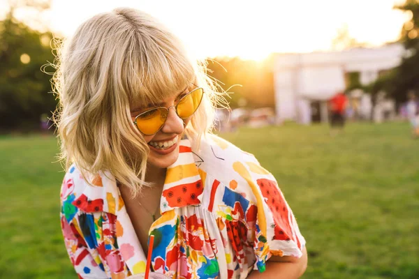 Image Une Jeune Femme Heureuse Lunettes Soleil Riant Buvant Soda — Photo