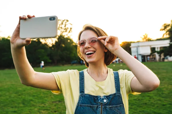 Image Cheerful Brunette Woman Taking Selfie Photo Cellphone Smiling While — Stock Photo, Image