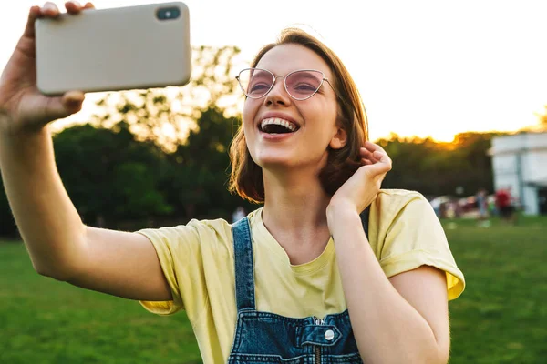 Obraz Wesoły Brunetka Kobieta Biorąc Selfie Zdjęcie Telefon Komórkowy Uśmiechnięty — Zdjęcie stockowe