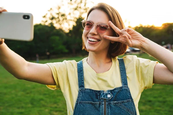 Beeld Van Vrolijke Vrouw Die Selfie Foto Mobiele Telefoon Gebaren — Stockfoto