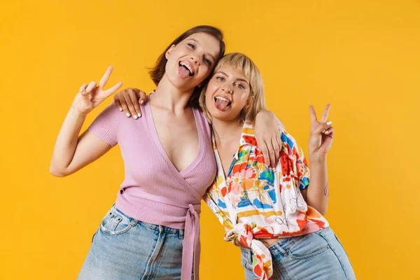 Porträt Von Zwei Fröhlichen Schönen Freundinnen Sommerkleidung Die Isoliert Vor — Stockfoto