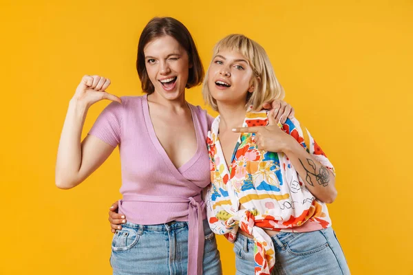 Porträt Zweier Fröhlicher Freundinnen Sommerkleidung Die Isoliert Vor Gelbem Hintergrund — Stockfoto