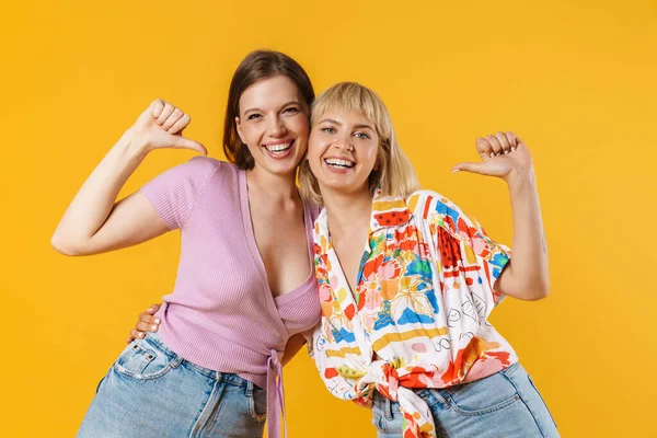 Porträt Zweier Fröhlicher Freundinnen Sommerkleidung Die Isoliert Vor Gelbem Hintergrund — Stockfoto