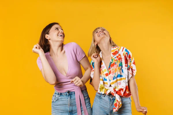 Ritratto Due Belle Ragazze Allegre Che Indossano Vestiti Estivi Piedi — Foto Stock