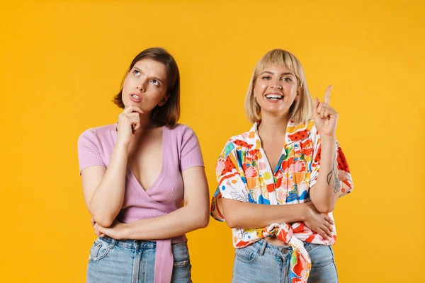 Retrato Dos Alegres Novias Encantadoras Pensativas Con Ropa Verano Pie —  Fotos de Stock