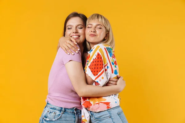 Ritratto Due Belle Ragazze Allegre Che Indossano Vestiti Estivi Piedi — Foto Stock