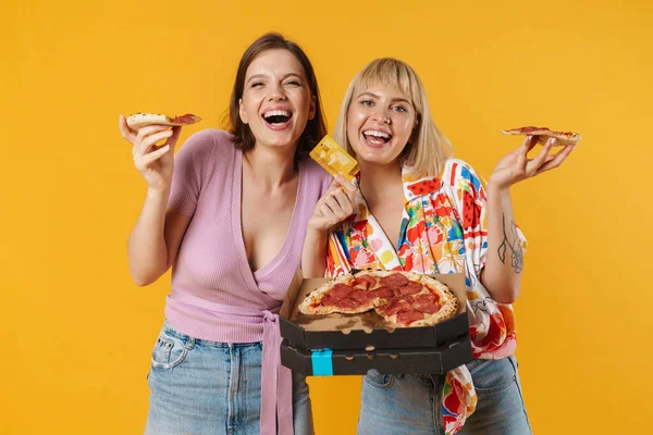 Porträt Von Zwei Fröhlichen Schönen Freundinnen Sommerkleidung Die Isoliert Vor — Stockfoto