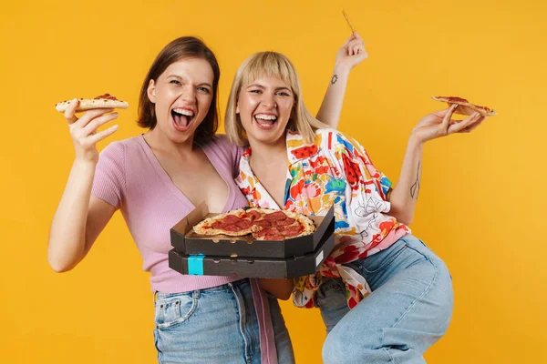 两个穿着夏装 身披黄衣 穿着比萨饼 快乐可爱的女友的画像 — 图库照片