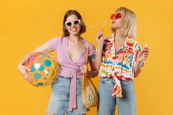 Retrato Duas Namoradas Encantadoras Alegres Vestindo Roupas Verão Isolado Sobre — Fotografia de Stock