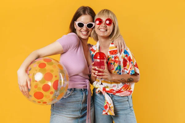 Retrato Duas Namoradas Encantadoras Alegres Vestindo Roupas Verão Isolado Sobre — Fotografia de Stock