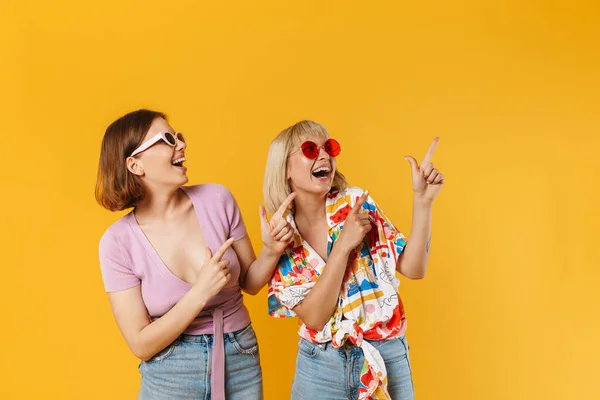 Ritratto Due Belle Ragazze Allegre Che Indossano Vestiti Estivi Piedi — Foto Stock