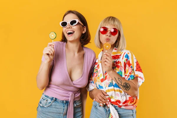 Porträt Von Zwei Fröhlichen Schönen Freundinnen Sommerkleidung Die Isoliert Vor — Stockfoto