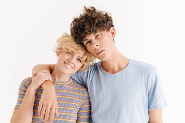 Kardeşiyle kucaklaşan mutlu, neşeli bir kadının görüntüsü beyaz arka planda izole edilmiş.