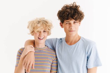 Kardeşiyle kucaklaşan mutlu, neşeli bir kadının görüntüsü beyaz arka planda izole edilmiş.