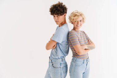 Beyaz arka planda izole edilmiş, iyimser, sevgi dolu genç bir çift görüntüsü