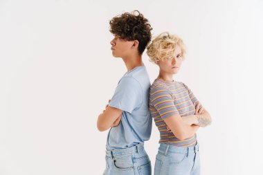 Kırgın genç çiftin beyaz arka planda izole edilmiş görüntüsü