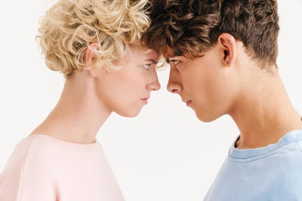 Imagem Jovem Casal Amoroso Posando Isolado Sobre Fundo Branco Olhando — Fotografia de Stock