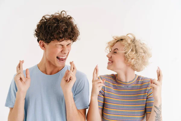 Umut Dolu Parmaklarını Çapraz Gösteren Mutlu Genç Bir Çiftin Görüntüsü — Stok fotoğraf