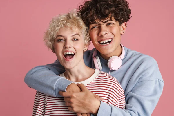 Boldog Fiatal Pár Tizenéves Áll Elszigetelve Rózsaszín Háttér Visel Pólók — Stock Fotó
