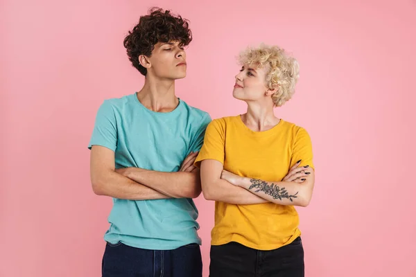 Jeune Couple Bouleversé Adolescents Debout Avec Les Bras Croisés Isolés — Photo