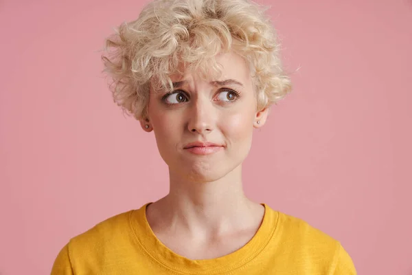 Portret Van Een Jong Boos Blond Meisje Met Krullend Blond — Stockfoto