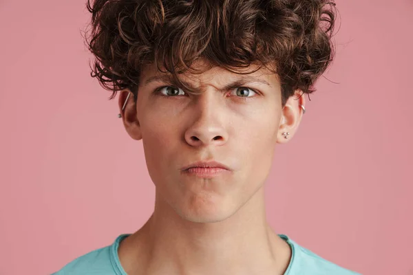 Rozzlobený Mladý Teenager Při Pohledu Kameru Izolované Růžovém Pozadí — Stock fotografie