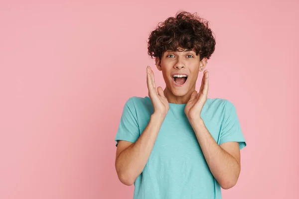 Nahaufnahme Porträt Eines Glücklichen Jungen Teenagers Isoliert Auf Rosa Hintergrund — Stockfoto