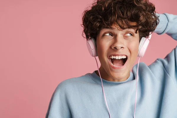 Detailní Záběr Atraktivní Mladý Teenager Poslech Hudby Jeho Sluchátka Izolované — Stock fotografie