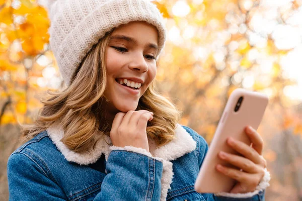 Фото Молодой Счастливой Девушки Открытом Воздухе Осеннем Парке Помощью Мобильного — стоковое фото