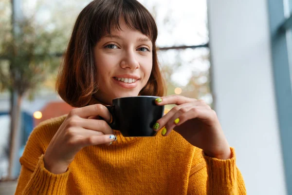 Menina Ruiva Feliz Sorrindo Bebendo Café Enquanto Sentado Café Dentro — Fotografia de Stock