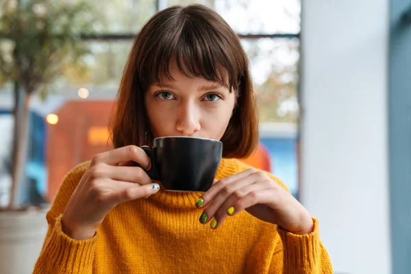 Belle Rousse Fille Boire Café Tout Étant Assis Dans Café — Photo