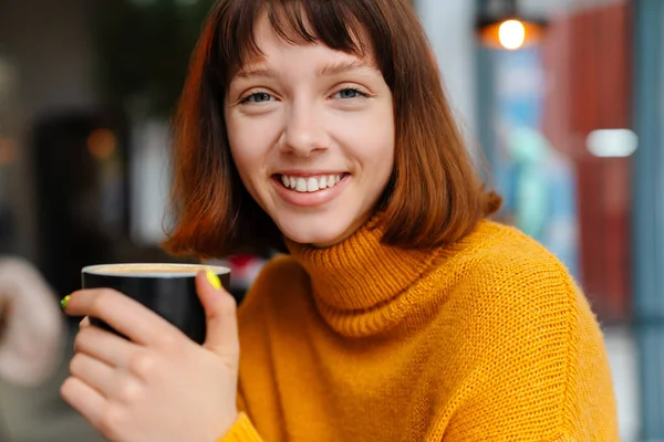 Chica Pelirroja Feliz Sonriendo Bebiendo Café Mientras Está Sentado Café —  Fotos de Stock