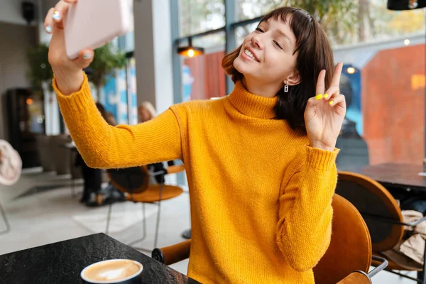 Mutlu Kız Barış Işareti Gösteriyor Kapalı Kafede Cep Telefonuyla Selfie — Stok fotoğraf