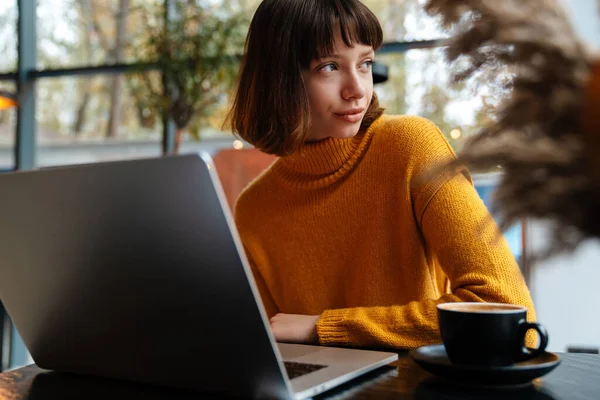 Focalisé Rousse Fille Boire Café Travailler Avec Ordinateur Portable Dans — Photo