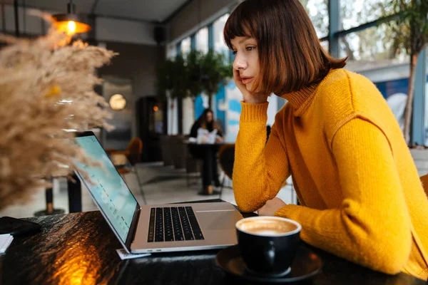 Focalisé Rousse Fille Boire Café Travailler Avec Ordinateur Portable Dans — Photo