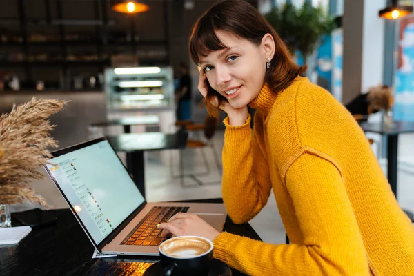 Attraktive Lächelnde Studentin Lernt Online Von Ihrem Laptop Computer Café — Stockfoto